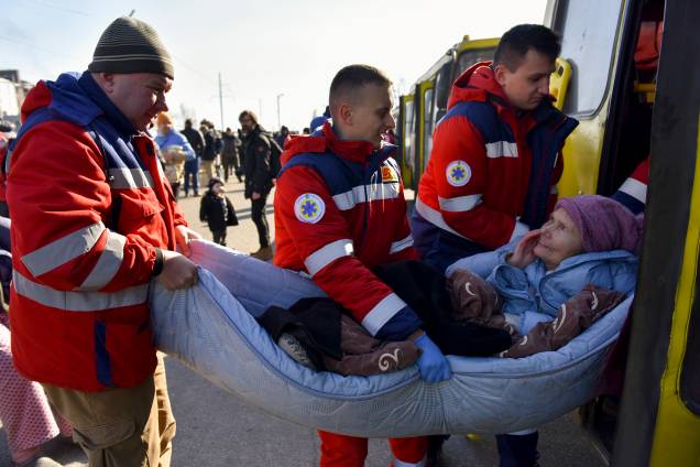 Médicos ajudam uma idosa depois que ela foi evacuada de uma vila próxima a Kiev, ocupada pelo exército russo - Médicos ajudam uma idosa depois que ela foi evacuada de uma vila próxima a Kiev, ocupada pelo exército russo -