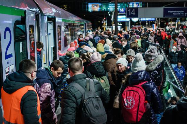 Passageiros se deslocam em uma plataforma após a chegada de um trem de Przemysl, em Berlim - Passageiros se deslocam em uma plataforma após a chegada de um trem de Przemysl, em Berlim -