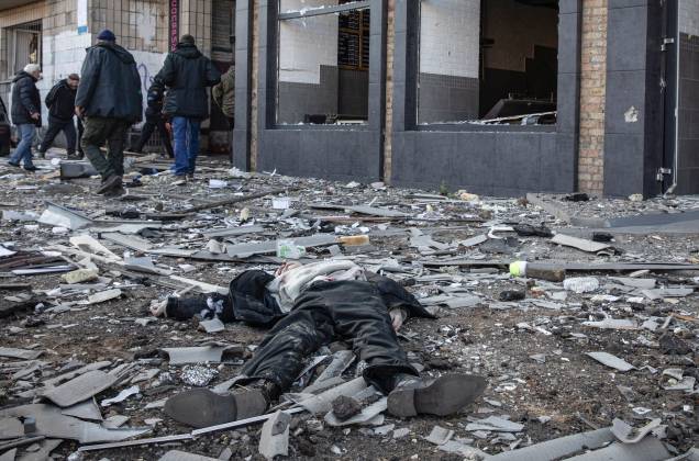 Um corpo de homem morto durante um bombardeio em uma rua ao lado de edifícios residenciais no distrito de Obolon, em Kiev - Um corpo de homem morto durante um bombardeio em uma rua ao lado de edifícios residenciais no distrito de Obolon, em Kiev -