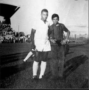 91c493ab-3984-4fef-8943-6b2575b99087 Pelé com Brito! O jogador com, 25, o fotógrafo, com 15.