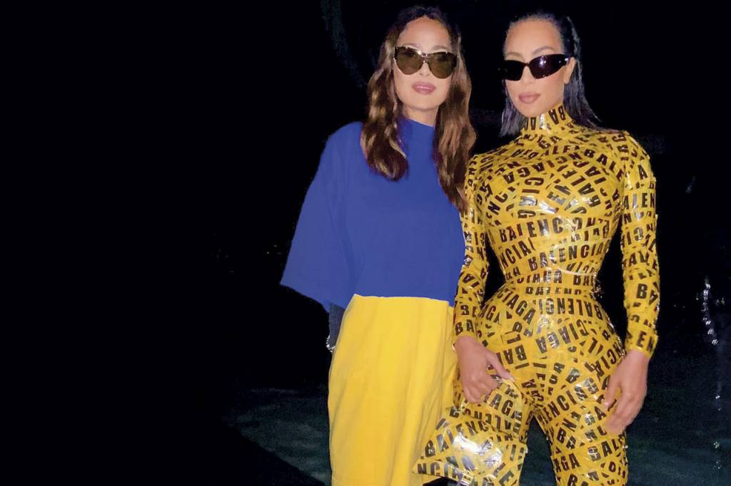 Na Semana de Moda de Paris, Kim Kardashian clama pela paz na Ucrânia