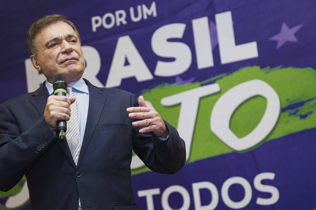 ALVARO-DIAS-2021-01.jpg FIADOR - Alvaro Dias: o senador mantém bancada na Casa unida em torno de Moro -