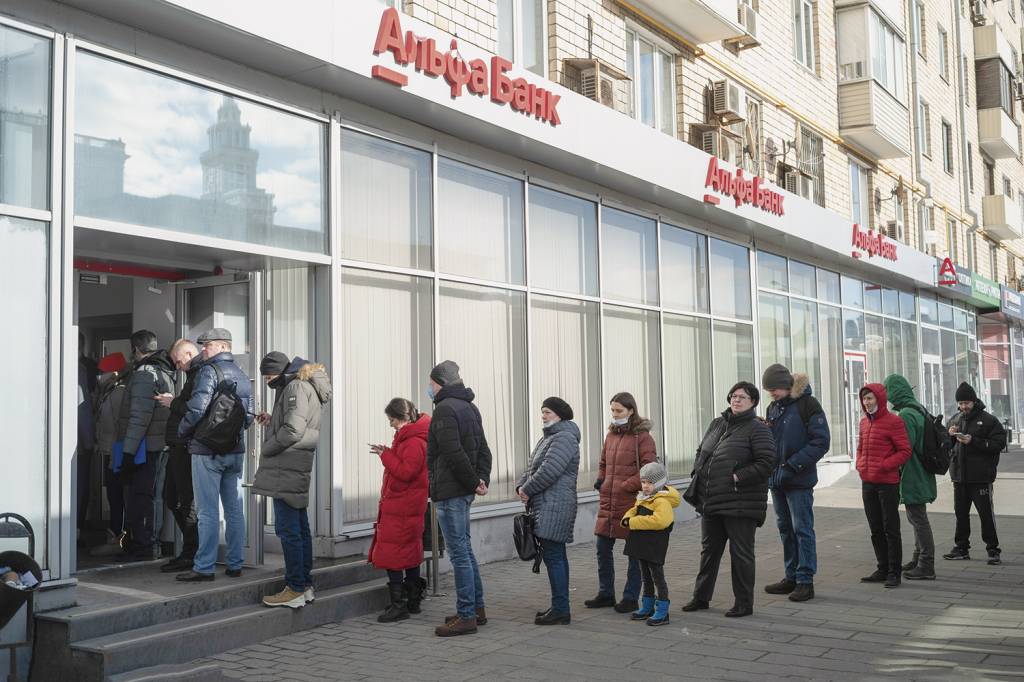 AP22058454337004.jpg IMPACTO - Filas em um banco russo para saque de dinheiro: efeito direto das sanções determinadas pelos países ocidentais -