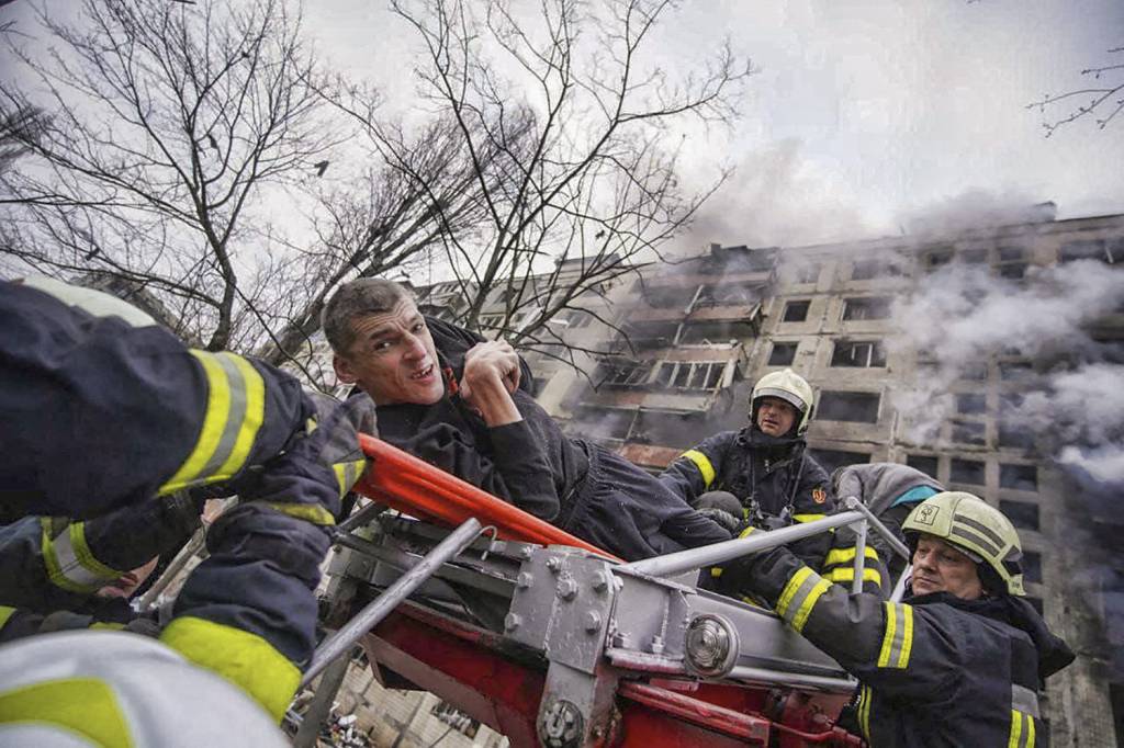 CIVIS-VITIMA-DA-GUERRA-000_32648BE.jpg ATAQUE CONTRA CIVIS - Resgate em prédio de Kiev: bombas na capital -