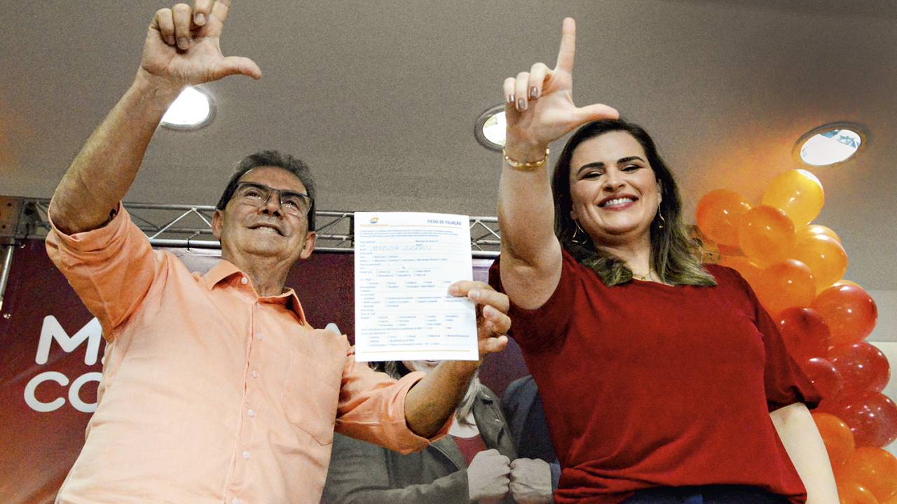 PROVOCADORA - Marília, com Paulinho: no Solidariedade, mas fazendo o “L” de Lula -