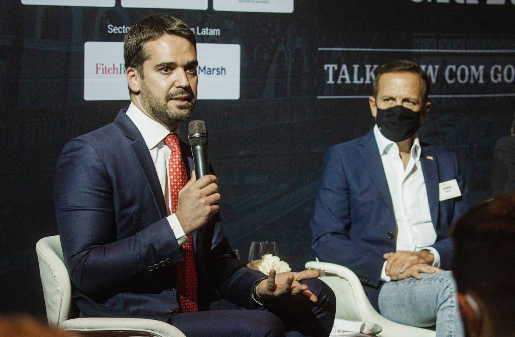 O aperto de João Doria, FHC e Serra em Eduardo Leite