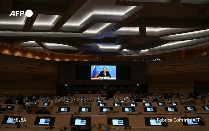 FMwnMJ3WUAUuRAL Mais de 100 diplomatas de 40 países deixaram a sala enquanto Lavrov discursava