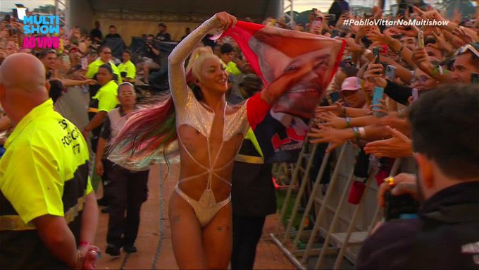 Pabllo Vittar exibe toalha com o rosto do ex-presidente Lula -