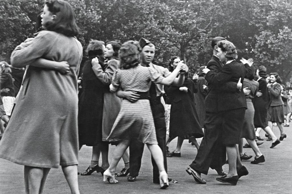 GettyImages-101581183.jpg RIQUEZA - Baile em Londres durante a II Guerra: Churchill os promovia para alimentar o ânimo da população -