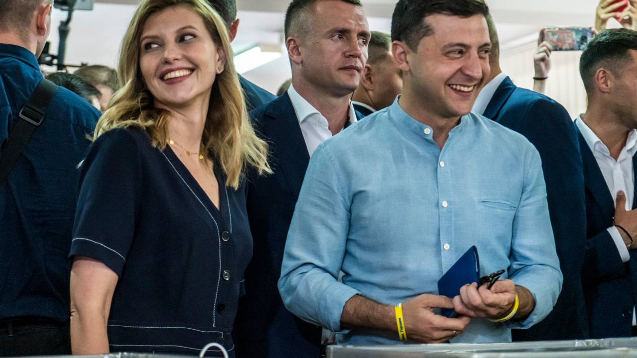 Olena Zelenska e o marido Volodymyr Zelenskiy durante eleições na Ucrânia em 2019 em Kiev