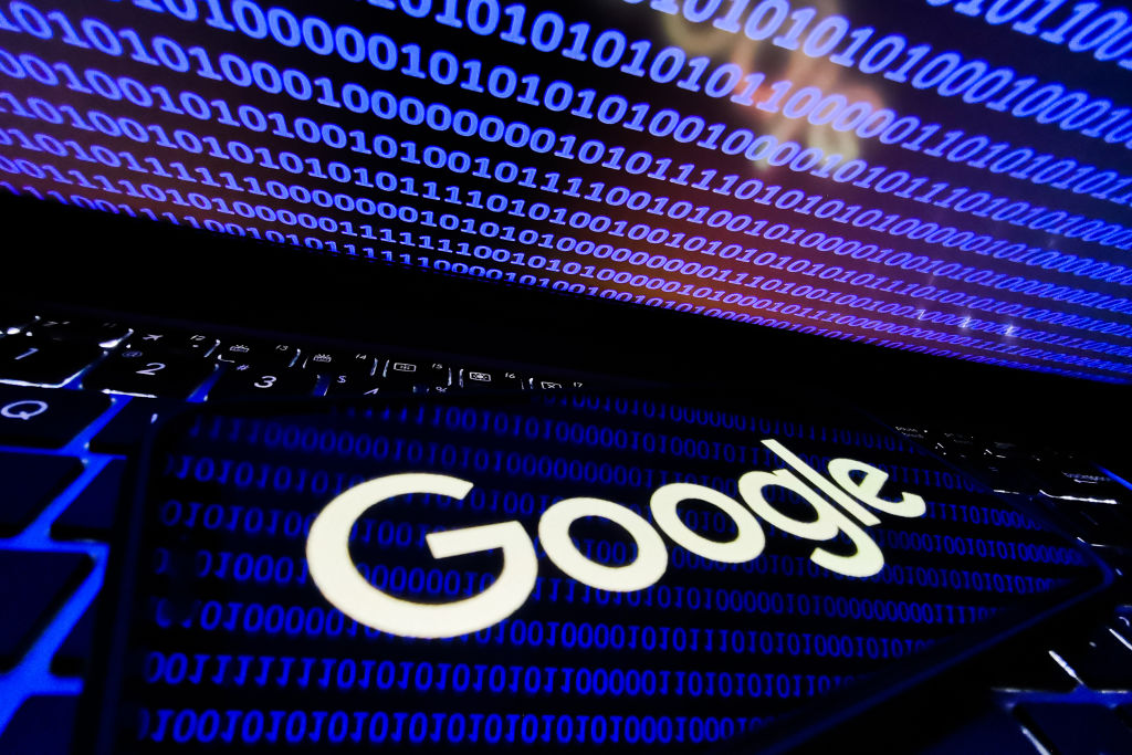 Logo do Google na tela de um celular