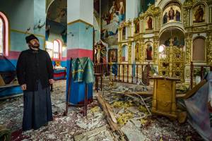 Padre confere destruição em igreja após bombardeio em Yasnohorodka, a 40 quilômetros de Kiev Padre confere destruição em igreja após bombardeio em Yasnohorodka, a 40 quilômetros de Kiev