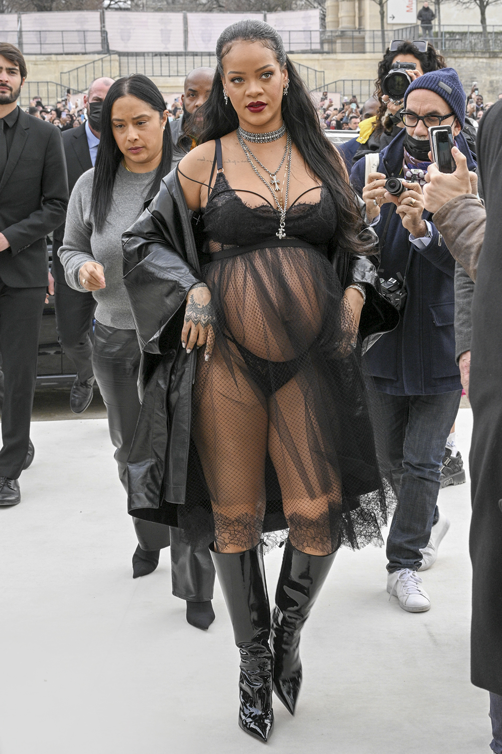 PODEROSA - O modelo Dior exibido por Rihanna gr&aacute;vida: a ess&ecirc;ncia do que se viu nas passarelas -