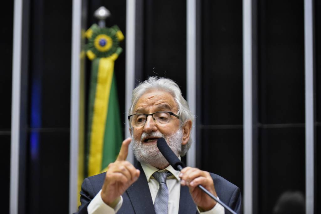 Ivan Valente: “Tem gabinete paralelo da Saúde, das armas e da Educação”