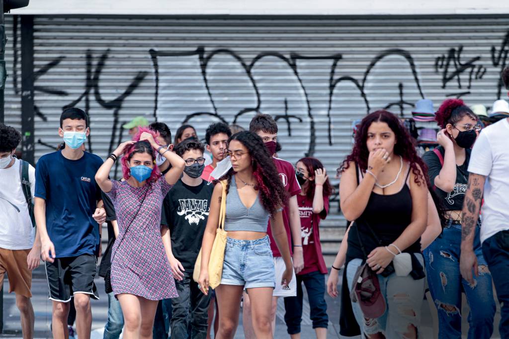 Uso de máscaras em SP SÃO PAULO/SP 18/03/2022 COTIDIANO: Movimentação de pedestres na avenida Paulista na manhã desta sexta-feira (18). Pedestres continuam usando máscaras nas ruas. (Foto: Bruno Escolástico/Photo Press/Folhapress)