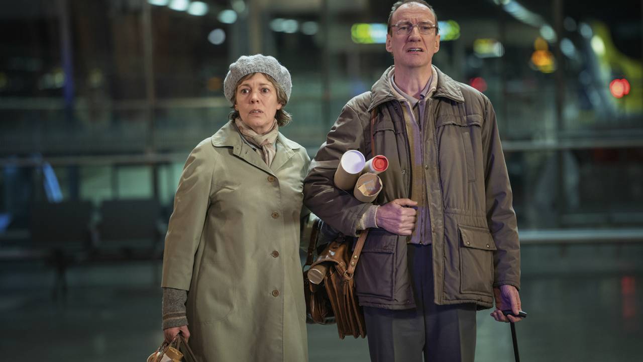 CRIME E CASTIGO - Olivia Colman e David Thewlis em Landscapers: casal em fuga após cometer assassinato -
