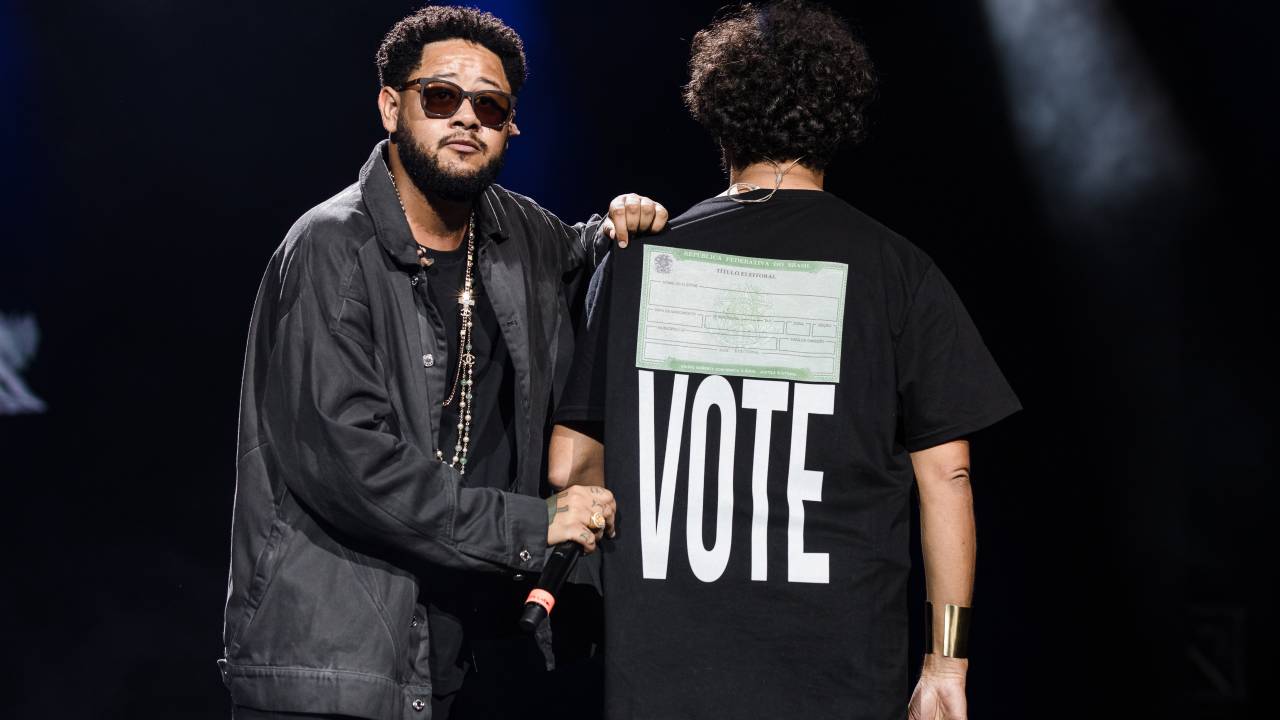 Os músicos Emicida e Criolo fazem campanha para estimular o voto de eleitor jovem em apresentação no festival Lollapalooza, em São Paulo