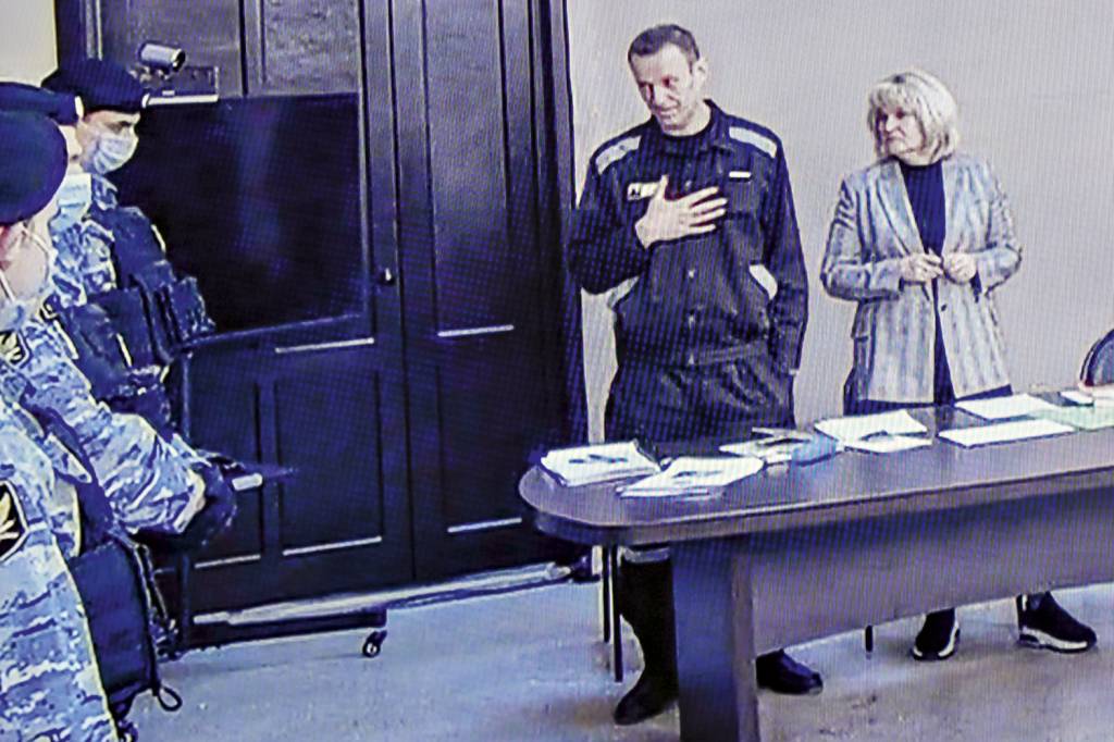 NAVALNY-48bbc9d6b618641361e7.jpg APERTO - Navalny no tribunal: mais nove anos de prisão para o principal opositor -