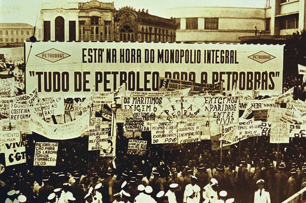 O PETROLEO E NOSSO-ANOS50.jpg Manifestacao pela estatizacao das refinarias privadas, nos anos 60.