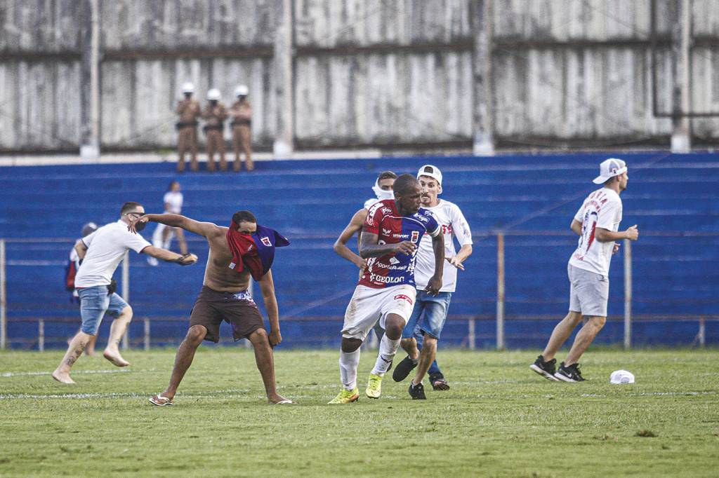 PARANA-CLUBE-BRIGA-TORCIDA-REBAIXAMENTO-CAMPEONATO-PARANAENSE-2022-09.jpeg INVASÃO - Paraná Clube: os jogadores do time foram perseguidos dentro do campo -