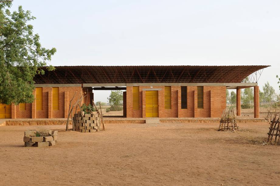 Escola primária no vilarejo de Gando, na Burkina Fasso, usa materiais que permitem a circulação do ar e mantém as salas arejadas - Escola primária no vilarejo de Gando, na Burkina Fasso, usa materiais que permitem a circulação do ar e mantém as salas arejadas -