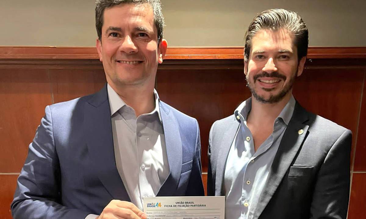 Sergio Moro junto do Deputado Junior Bozella, com sua ficha de filiação ao União Brasil -