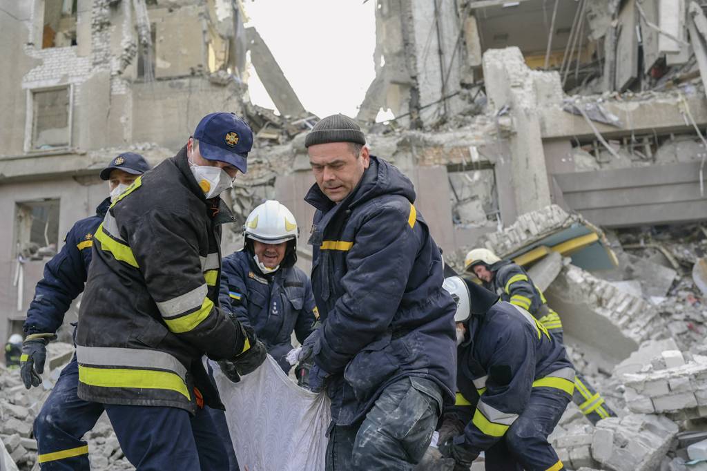 UCRANIA-INVASAO-RUSSA-000_32779MU.jpg TUDO IGUAL - Bombeiros removem vítima de bombas russas em Mykolaiv, no sul da Ucrânia: o recuo anunciado não aconteceu -