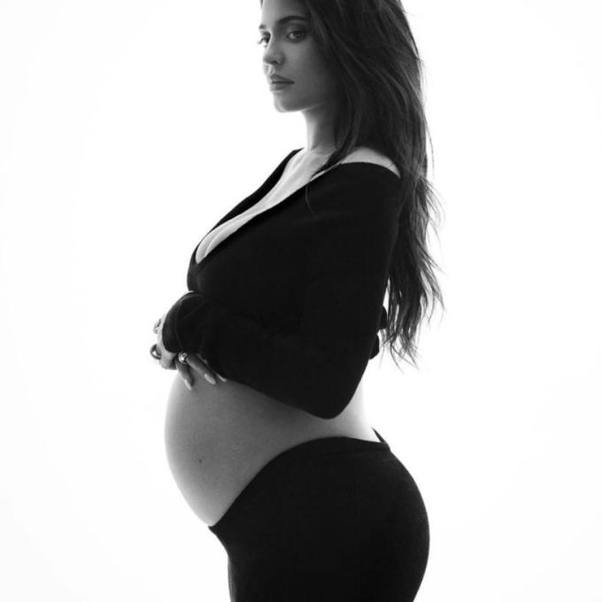 Um mês depois do nascimento do filho, Kylie Jenner muda nome da criança