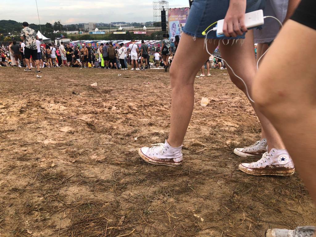 Temporal transformou gramado do Aut&oacute;dromo de Interlagos em um imenso lama&ccedil;al durante o Lollapalooza -