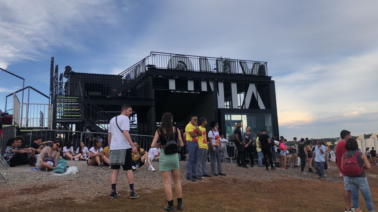 Stand do carro &Ocirc;nix, da GM, ap&oacute;s a queda de parte da estrutura met&aacute;lica durante o Lollapalooza -