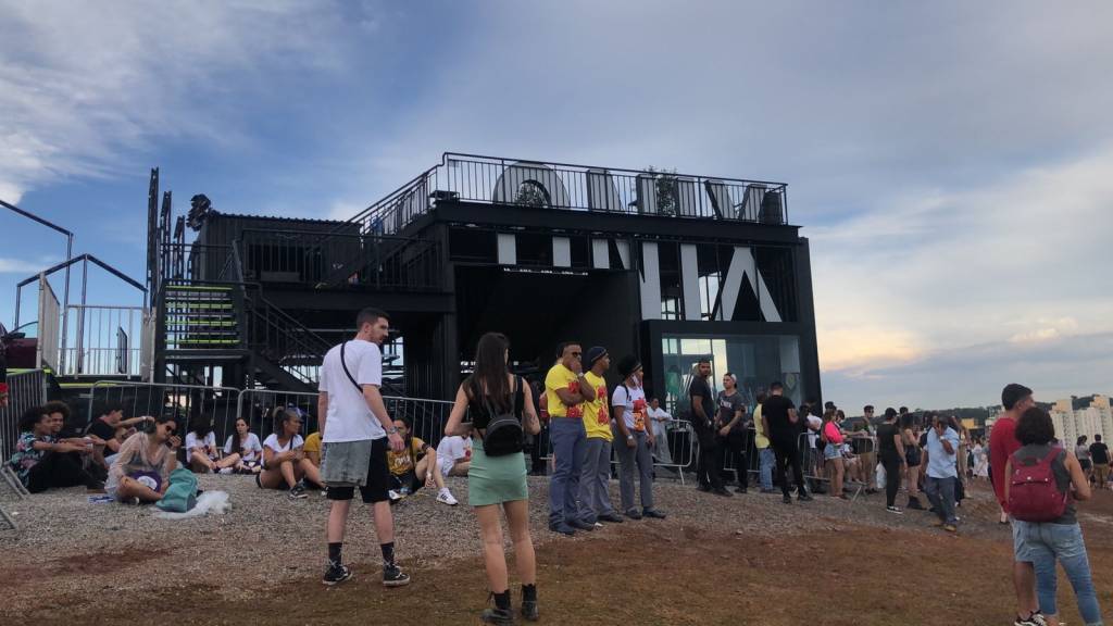 Stand do carro &Ocirc;nix, da GM, ap&oacute;s a queda de parte da estrutura met&aacute;lica durante o Lollapalooza -