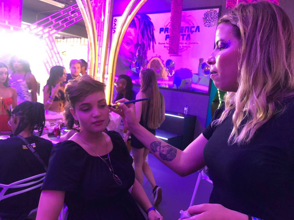 A maquiadora Gabriela Galv&atilde;o e Thais Rico: looks inspirados na s&eacute;rie ' Euphoria', no Lollapalooza Brasil