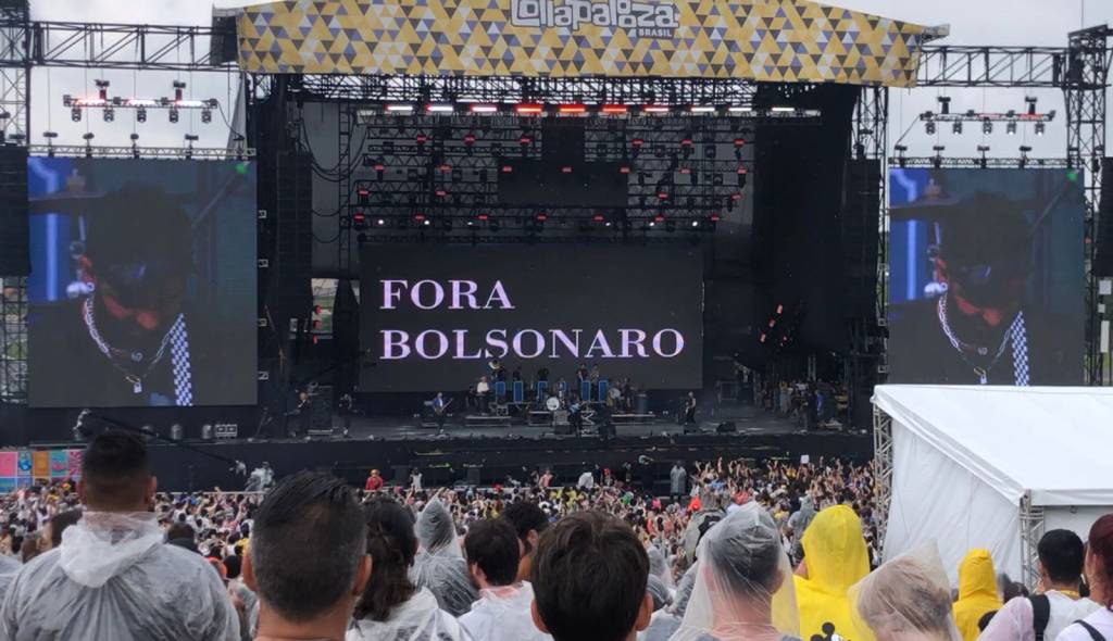 Mensagem de Fora Bolsonaro no tel&atilde;o durante show do Fresno