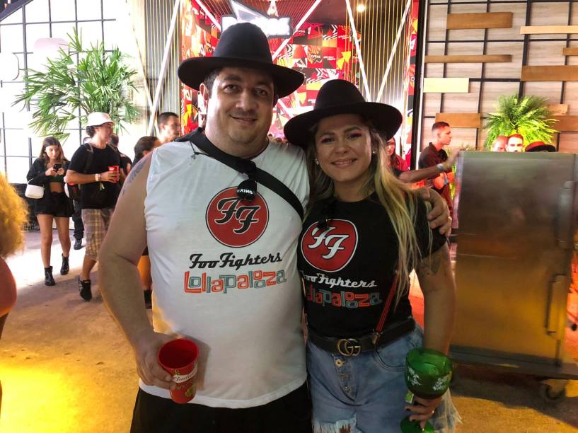 O casal Samila Lima, 32, Alysson Miranda, 42, de Indaiatuba, fizeram até camisas customizadas para ver o show do Foo Fighters