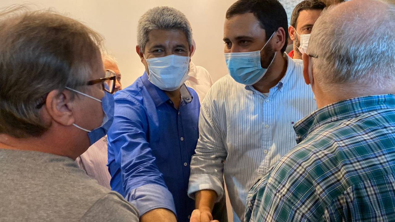 Geddel Vieira Lima (à esquerda) cumprimenta o pré-candidato do PT na Bahia, Jerônimo Rodrigues (de camisa azul)
