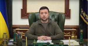 O presidente da Ucrânia, Volodymyr Zelensky, sentado à mesa do gabinete, em Kiev