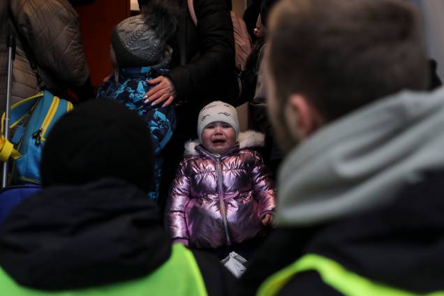 Uma criança chora depois de entrar em um trem, na estação de de Lviv - Uma criança chora depois de entrar em um trem, na estação de de Lviv -