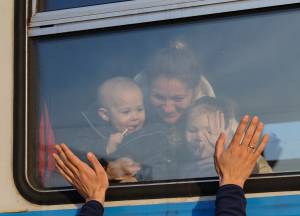 Lviv (Ukraine), 15/03/2022.- Ukrainian refugees wave goodbye as they prepare to depart to Poland at the railway station in Lviv, western Ukraine, 15 March 2022. Russian troops entered Ukraine on 24 February prompting the country's president to declare martial law and triggering a series of announcements by Western countries to impose severe economic sanctions on Russia. (Polonia, Rusia, Ucrania) EFE/EPA/MYKOLA TYS