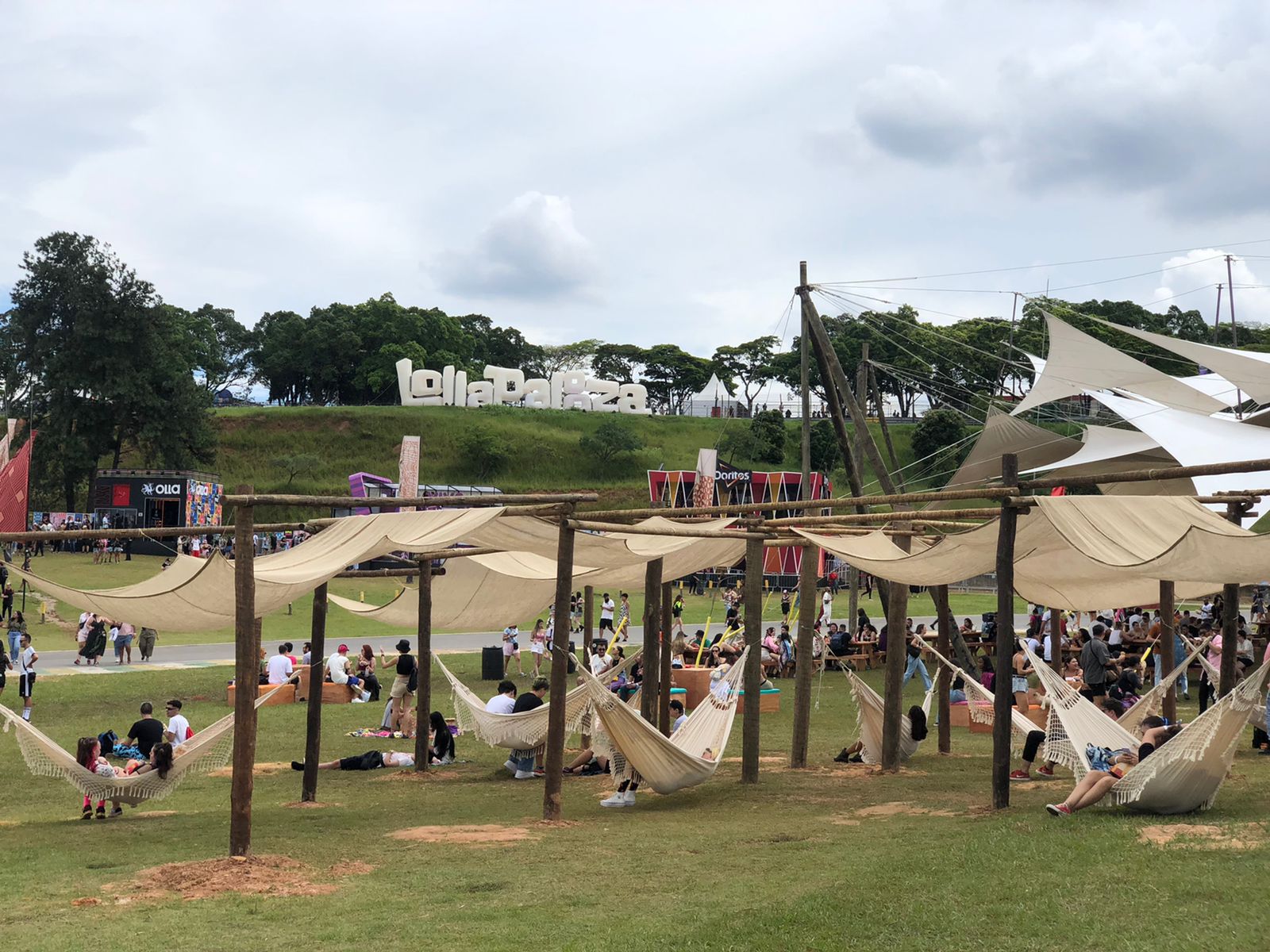 Lounge com redes e lojinhas para o p&uacute;blico no Lollapalooza Brasil 2022 -