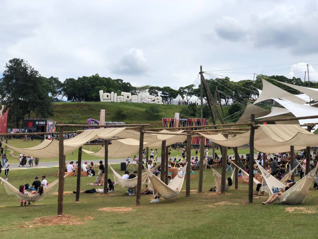 Lounge com redes e lojinhas para o p&uacute;blico no Lollapalooza Brasil 2022 -