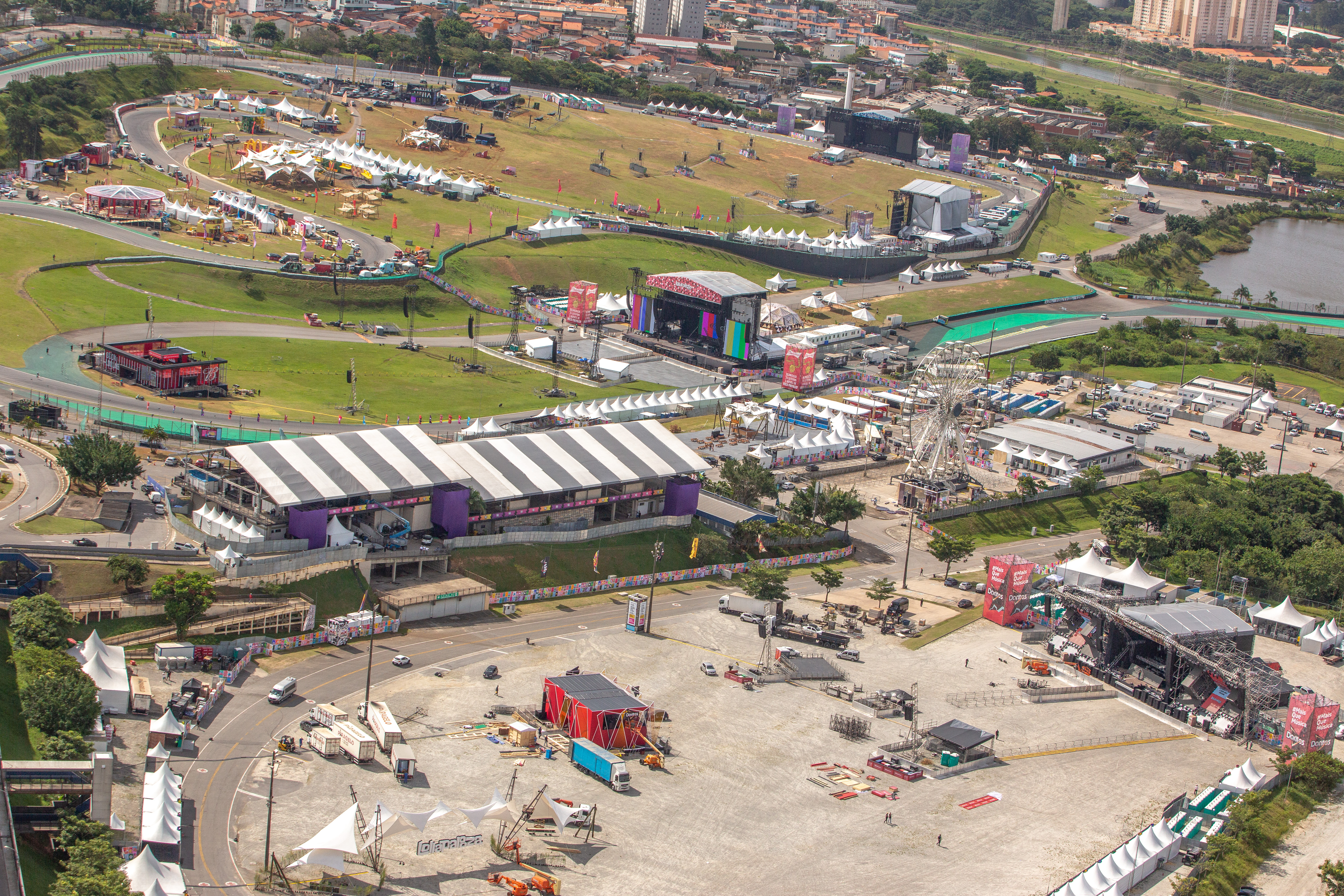 Imagem a&eacute;rea do Aut&oacute;dromo de Interlagos na sexta-feira, 25, primeiro dia do Lollapalooza Brasil 2022 -