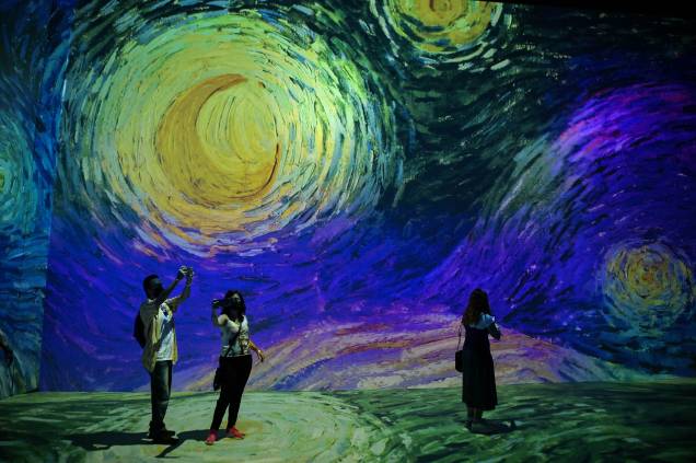 Público acompanha a exposição "Beyond Van Gogh", em São Paulo - Público acompanha a exposição "Beyond Van Gogh", em São Paulo -