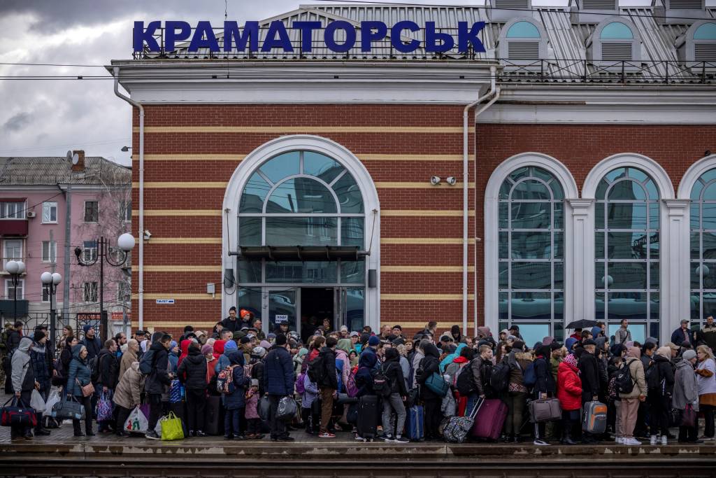Fam&iacute;lias chegam &agrave; principal esta&ccedil;&atilde;o de trem enquanto fugiam da cidade oriental de Kramatorsk, na regi&atilde;o de Donbas -