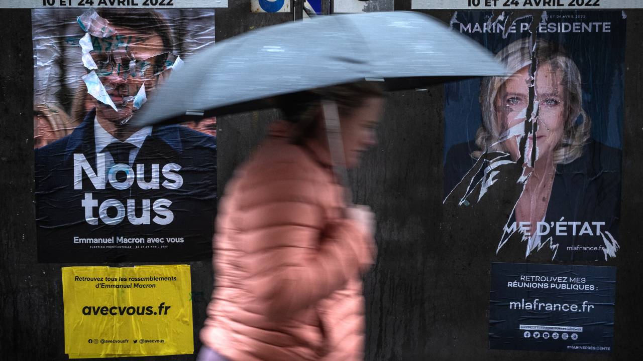 Cartazes do presidente francês, Emmanuel Macron, e da candidata Marine Le Pen vistos em Paris. 08/04/2022