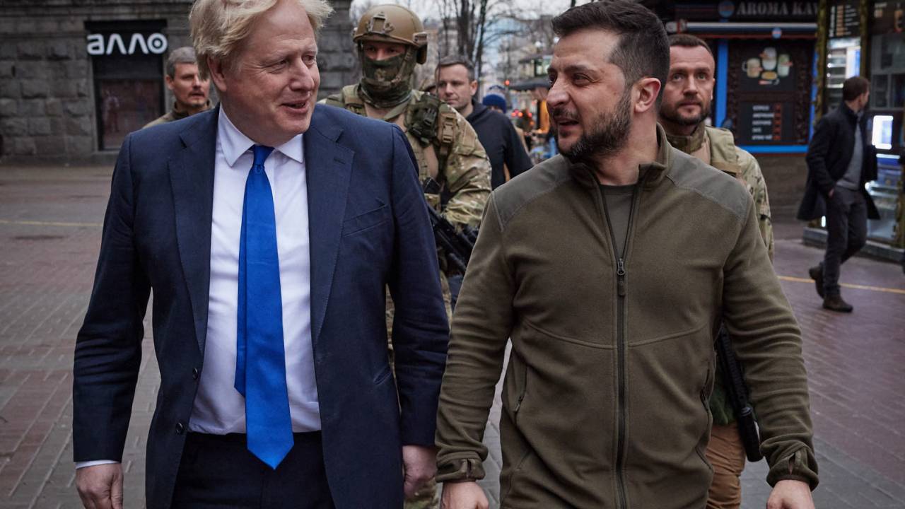 Boris Johnson e Volodymyr Zelensky caminham no centro de Kiev