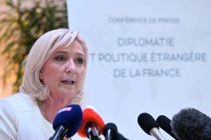 FRANCE2022-POLITICS-ELECTION-RN Marine Le Pen durante entrevista à imprensa sobre planos para política externa. 13/04/2022