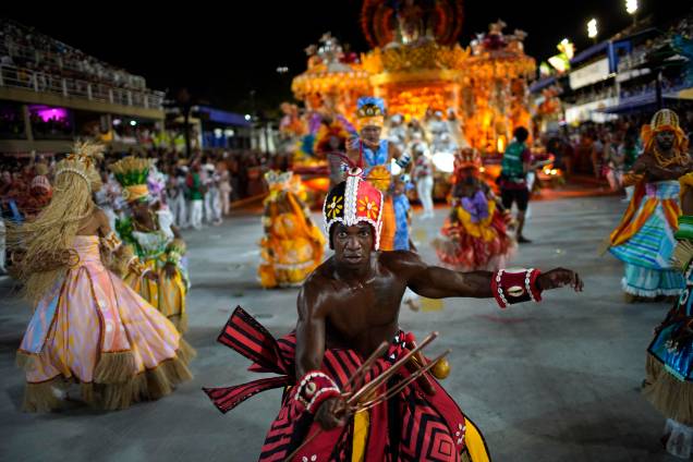 Integrantes da escola de samba Grande Rio durante desfile, no Sambódromo Marquês de Sapucaí - Integrantes da escola de samba Grande Rio durante desfile, no Sambódromo Marquês de Sapucaí -