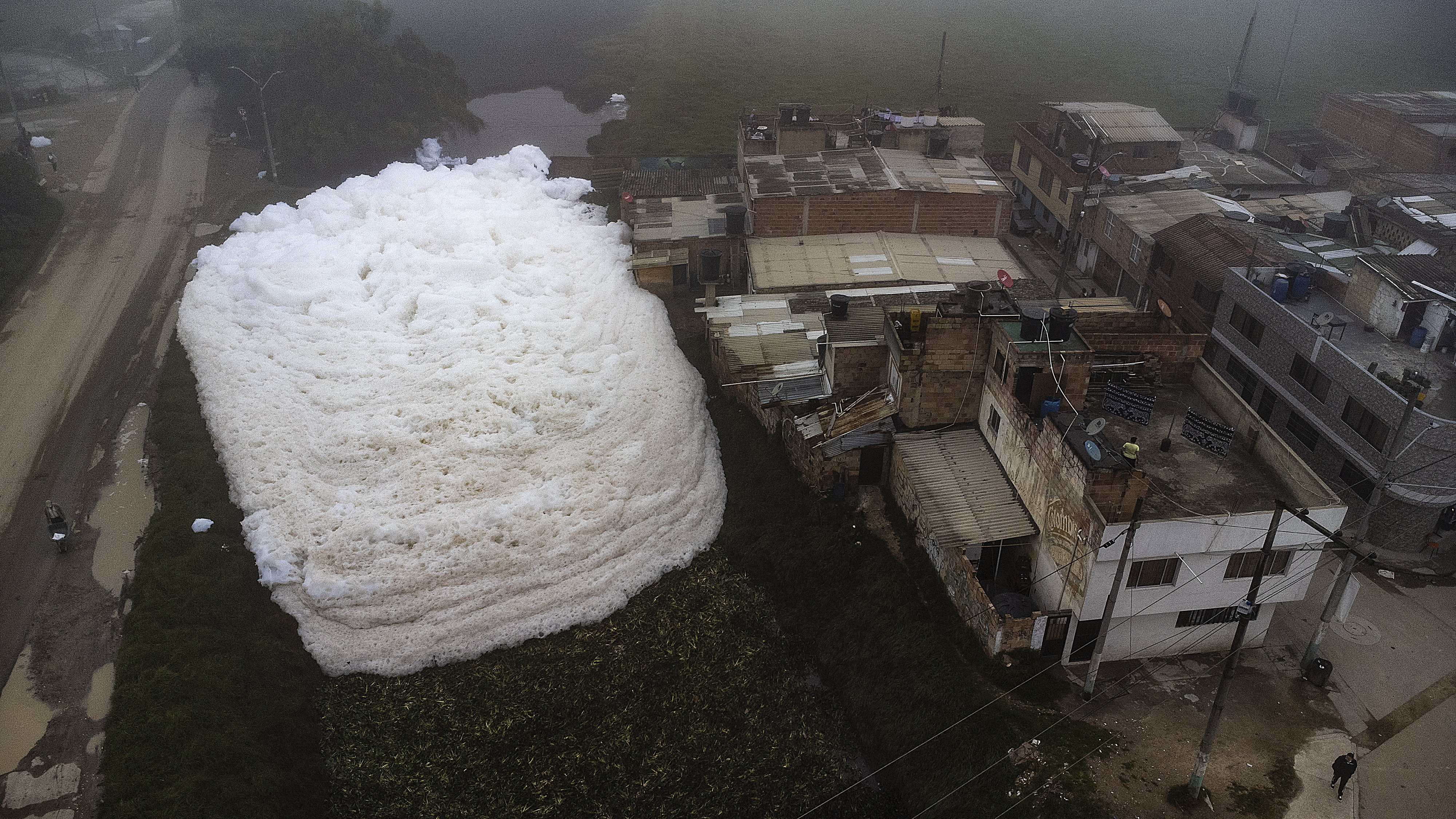 Vista a&eacute;rea mostra espuma gigante que se formou em um rio polu&iacute;do e invadiu o bairro de Los Puentes, em Mosquera, a oeste de Bogot&aacute;, em 26 de abril de 2022.