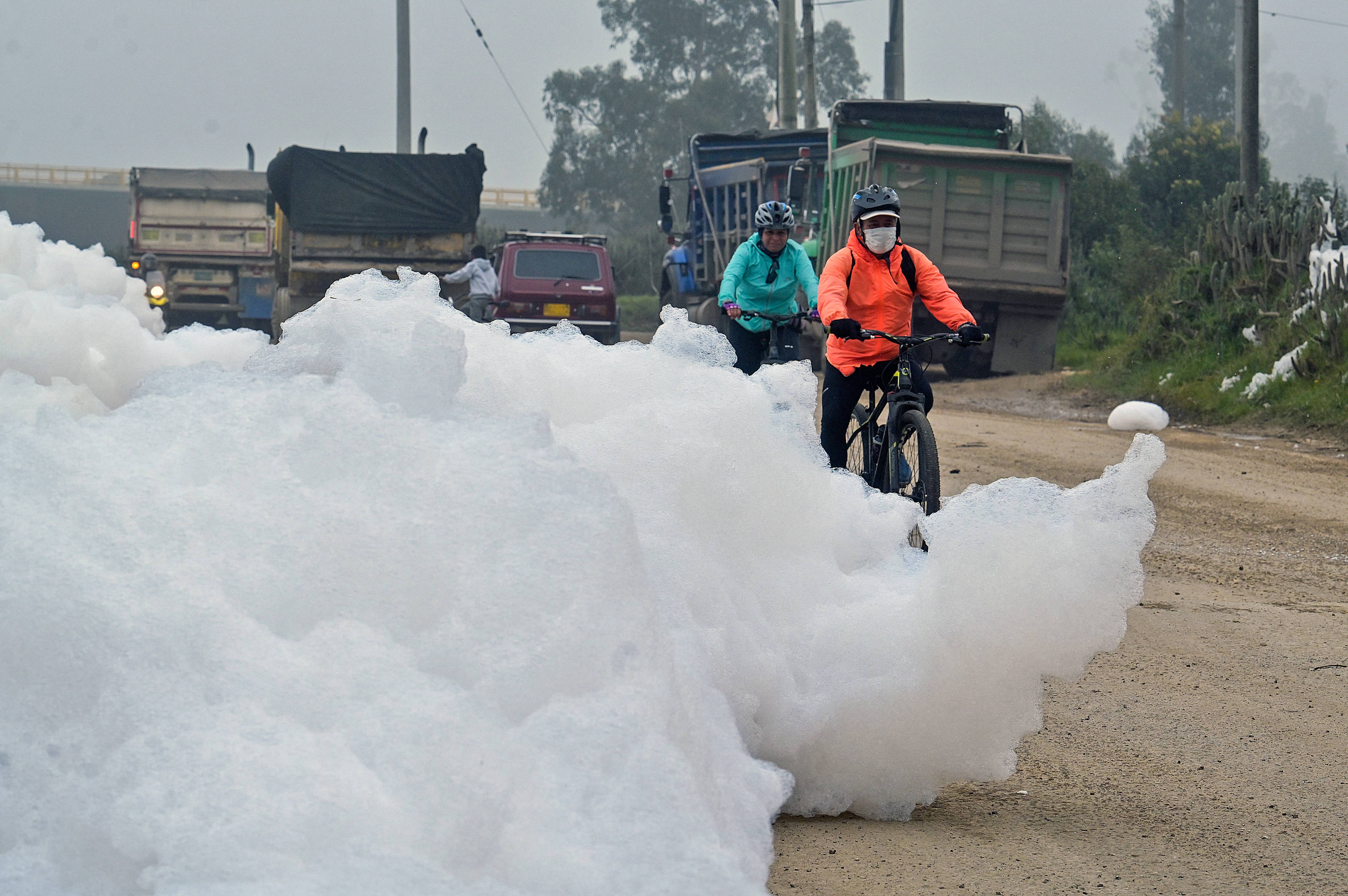 Espuma tóxica se espalha por cidade da Colômbia