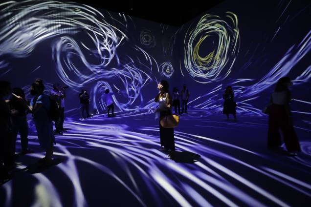 Público acompanha a exposição "Beyond Van Gogh", em São Paulo - Público acompanha a exposição "Beyond Van Gogh", em São Paulo -
